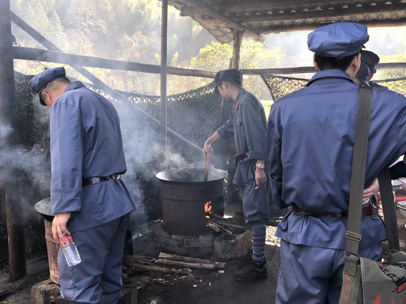 井岡山之行隊(duì)員做飯