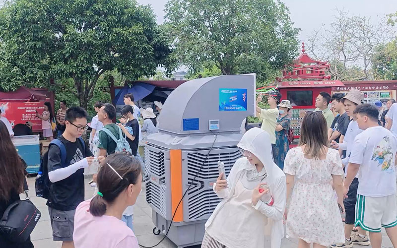瑞泰風的移動冷風機坐標在湖北武漢黃鶴樓，為游客通風降溫消暑案例